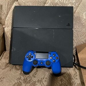 Play Station 4 used like new Tested